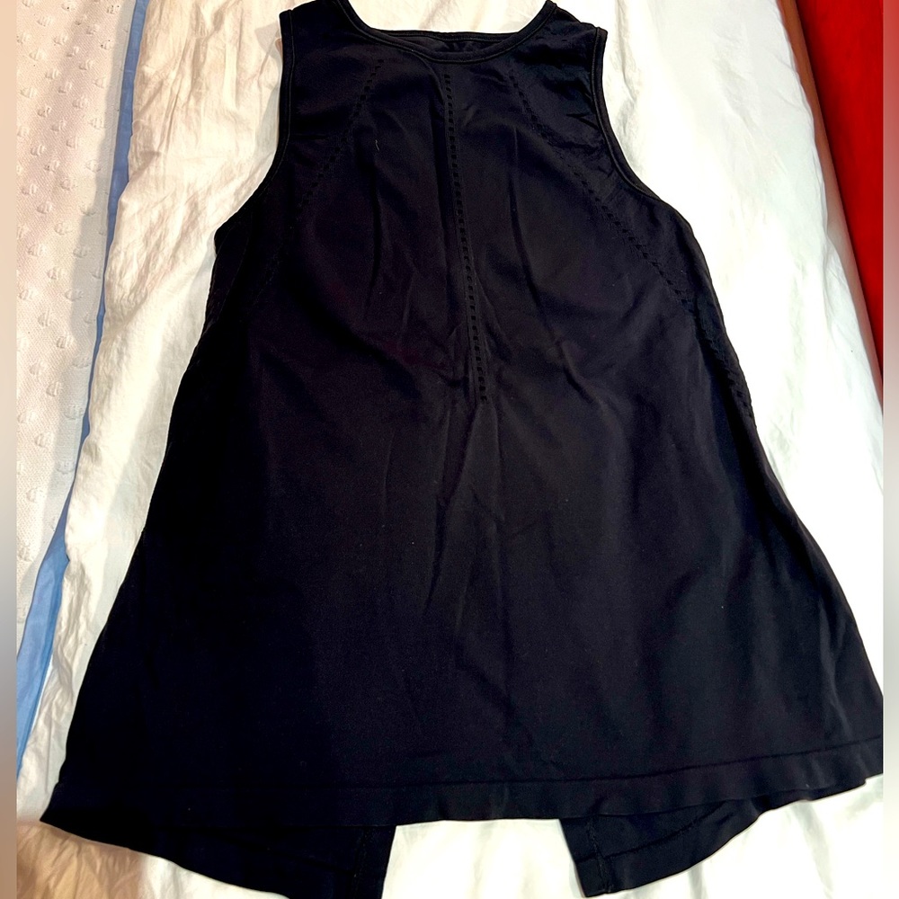 Sleeveless Lululemon top can be worn two ways